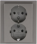 Complete cover. With screwless terminals. DP (2 P + E) Suitable for 1gang flush-mounted boxes. Without claws. 2TKA00003922 | 6438199005676