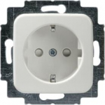 There are terminals for each contact of the socket outlet. The terminals are for max 2 solit or rigid wires. No X-terminals. 2TKA00001358 | 6418677310683