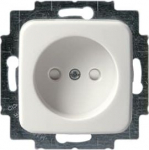 There are terminals for both contacts of the socket outlet. The terminals are for max 2 rigid wires. No X-terminals. 2TKA00001364 | 6418677310485