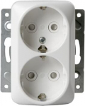 There are terminals for each contact of the socket outlet for max 4 rigid wires. No X-terminals. The socket outlet insert without the cover plate is screen-protected 2TKA00001401 | 6418677334931