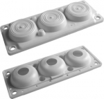 Przepusty boczne membranowe służą do wprowadzania kabli niskiego napięcia. Cechuje je odporność na promieniowanie UV, oleje oraz wysokie temperatury. Pokrywy posiadają stopień ochrony IP65 lub IP55. Montowane są za pomocą zacisk&oacute;w mocujących. 34.703  ...