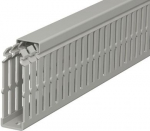Instalācijas vadu kanāls atb. DIN EN 50085-2-3 ar vāku un perforētu pamatni, sa&scaron;aurinājumi sānu spraugās novēr&scaron; vadu izkri&scaron;anu. 6178420 | 4012196013197