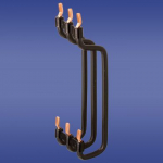 Łącznik rzędowy RV stosowany jest do szybkiego i wygodnego montażu aparatury umieszczonej na dw&oacute;ch rzędach szyn TH. Stabilna konstrukcja, wyprofilowane przewody łącznika umożliwiają szybki, estetyczny montaż i demontaż wykonywanego połączenia. 45.550 ...