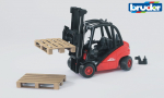 BRUDER  t&otilde;stuk H30D with 2 pallets, 02511