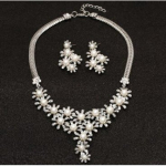 Kaelakee p&auml;rlilumekeeled koos k&otilde;rvar&otilde;ngastega, h&otilde;bedane