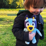 Bluey Giochi Preziosi pehme pl&uuml;&uuml;sm&auml;nguasi 20 cm koomiksidetailidega alates 3. eluaastast - mitmev&auml;rviline
