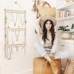 Makramee Ehtehoidja K&otilde;rvar&otilde;ngastele, Kaelakeedele, S&otilde;rmustele, K&auml;ev&otilde;rudele &ndash; Rustikaalne Boho Seinaline Sisekujundus Tuttidega