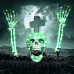 Halloweeni kaunistus helendava kolju ja skeleti k&auml;tega