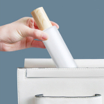 Pagasid, reisikotid, j&auml;&auml;tunud klaasist vedelikupumba pudelid &ndash; 2 tk puidust tera kate, korduvt&auml;idetavad kosmeetikakonteinerid, vedelikupudel - 50 ml