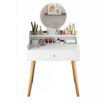 Kosmeetiline make-up edevus koos peegliga valge loft moodne