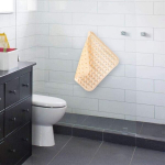 Vannitarvikud, du&scaron;ikabiinid, libisemiskindel du&scaron;imatt &ndash; 48x48 cm ruudukujuline disain massaažipallidega, vannialuse sisestus