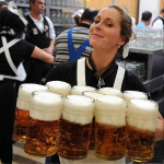 Naised Oktoberfesti kost&uuml;&uuml;mid t&auml;iskasvanud dirndl saksa traditsioonilise baieri &otilde;llekarnevali Fr., Red_S
