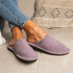 Naiste kohevad sussid nahktalladega. Bosaco