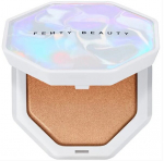 Fenty Beauty Demi'Glow 03 Tutu Much esilet&otilde;stja, valguse hajutava, siidise tekstuuri ja &otilde;rna roosa kumaga