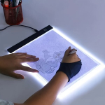 A5 LED joonistusplaat - 3 taseme reguleeritav heledus, plastikust, hariduslik teadusm&auml;nguasi ilma patareita.