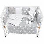 Voodipesukomplekt tekiga ja voodipehmendustega (3 k&uuml;lge) 120&times;60 cm &ndash; Kroonid hallil taustal