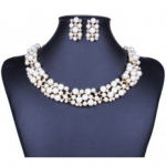 Kaelakee Valged p&auml;rlid k&otilde;rvar&otilde;ngastega, kuldne