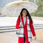 Naiste vihmavarjud, k&auml;sitsi avatav vihmakindel kaheotstarbeline p&auml;ikesevari, l&ouml;&ouml;klapp, v&auml;rviline liim, sulam ja teras, style:style1;