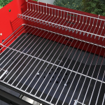 Outsunny s&ouml;egrill metallist BBQ suitsuratas ratastega, reguleeritava k&otilde;rgusega grillv&otilde;re, puiduriiul, mobiilne s&ouml;egrillivanker, s&ouml;egrill telkimiseks, terrassile, 103x47x95 cm, Raudona