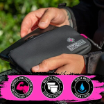 Muc-off Essentials veekindel kott - vastupidav must 900d pol&uuml;ester - vett h&uuml;lgav jalgrattakott - jalgrattatarvikud varukummi, rehvipritsmete v&otilde;i mobiiltelefoni hoidmiseks