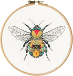 Bothy Threads tikkimiskomplekt tikkimisr&otilde;ngaga 'pollen Dragonfly' tikitud pilt tr&uuml;kiga