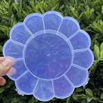 P&auml;evalille ja Plum Blossom kujuline plastikust hoiukonteiner kaanega - Mitmeotstarbeline mitteveekindel korralduskast helmeste, ehete, pillide jaoks &ndash; Kontorisse, kooli, &uuml;hiselamu tarvikud &ndash; 1 pakk.