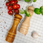 Suur puidust soola- ja pipraveski 2 jahvatuse komplekt koos mini puust k&uuml;hvliga 18 cm k&otilde;rgus Creative Home