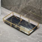 &Uuml;ksik tualettruum kosmeetika hoiualus, kerge luksuslik du&scaron;ihoidik., Mažas stačiakampis Vieno sluoksnio padėklas-juodas auksinis modelis