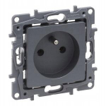 Legrand Niloe Selection maandusega pistikupesa, teras