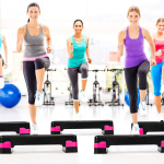 Costway reguleeritava k&otilde;rgusega aeroobse stepper-trenaž&ouml;&ouml;ri kahe tasemega 10 cm ja 15 cm fitness-trenaž&ouml;&ouml;r must