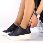 Mustad platvorm tennised