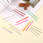 19-osaline &otilde;mblusn&otilde;elte komplekt, tikkimisn&otilde;elad suure silmaga, valmistatud terasest ja plastikust, sirged ja kaardus seinavaiban&otilde;elad, k&auml;sitsi kudumisn&otilde;elad puidust karbiga kudumis- ja heegeldusprojektide jaoks