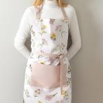 K&ouml;&ouml;gi esiliin | PRIMA | niidumotiiviga | 60x80 cm | SS23 815015, Virtuvės prijuostė | PRIMA | su pievos motyvu | 60x80 cm | SS23 815015