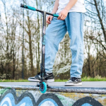 Movino Maniac trikit&otilde;ukeratas, professionaalne freestyle t&otilde;ukeratas, Ihc kompressioonis&uuml;steem, t&auml;navatek, T-kujuline lenkstang m&otilde;&otilde;tmetega 59 x 54 cm, rattad 110 mm Full Core koos Abec9 laagritega