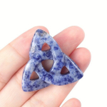 Looduslikud Gemstone Triquetra Ripatsid, Iiri S&otilde;lmeg Ravikristallid., 1vnt Blue Sodalite