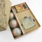 Kodul&otilde;hnakomplekt Aromika Mandariinid ja basiilik: pulkadega kodul&otilde;hnastaja 100 ml + vannipallid 3 tk + l&otilde;hnaseep 100 g