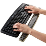 Fellowes klaviatuuri randme toetus pilt, must-valge must. Fellowes hiirt&auml;pik klaviatuuri randme toeks.