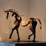 Elegantne hobusekujuline laualamp LED-valgustusega - 14x20x19cm