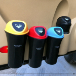 Plastikust auto pr&uuml;gikast push kaanega, topsihoidja., Juoda
