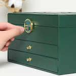 Kahe sahtliga suur ehtekarp, toa sisustus. Rivex, tumeroheline teemant kahe sahtliga ehtekarp