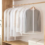 Riidepuud, riidekotid, r&otilde;ivakotid, riidekatted, tolmu eest kaitsvad katted, 10 tk. plastmassist rippuv kleit, pikad t&otilde;mblukuga kapiga hommikumantlid,