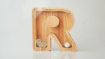 Suur puidust rahakassa "R"