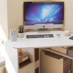 Nurgakolmnurkne arvutilaua riiulitega kaasaegses valges loftis