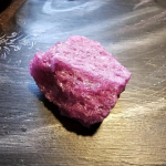 1tk Looduslik J&auml;me Punane Korund Kristall Rubiin Eksemplar - Aroomivaba Tahke Kivi Reiki, Jooga ja Energia Tervendamiseks - Kodu Dekoratsioon Kingitus Alustajatele, 1vnt 2-3oz