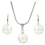 Elegant pearl necklace and earrings set