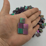 320 t&uuml;kki ruudukujulised vikerkaarev&auml;rvilised vitraažmosaiikplaadid, 500g mosaiikplaadid k&auml;sit&ouml;&ouml; jaoks, 1.5cm erksad mosaiikklaasit&uuml;kid k&auml;sit&ouml;&ouml;ks ja kodukaunistuseks (iridescent Purple F532)