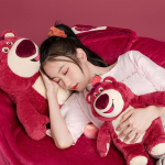 Miniso Lotso kaisukaru, m&auml;nguasjaloo Lotso pl&uuml;&uuml;skaru 25 x 16 cm, armas Lotso pl&uuml;&uuml;skaru maasikatega, kerged ja pehmed pl&uuml;&uuml;sm&auml;nguasjad kallistamiseks ja m&auml;ngimiseks