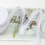 Dahi isekleepuv pitslint 26 meetrit puuvillane dekoratiivlint 2 cm vintage pits&auml;&auml;ris heegeldatud &auml;&auml;ris k&auml;sit&ouml;&ouml;ks &otilde;mblemiseks pulmade kaunistamiseks scrapbooking kinkekarbi jaoks (valge)