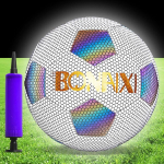 Helendav jalgpall, suurus 5, holograafiline helendus pimedas, integreeritud pumbaga, ideaalne regulaarseks m&auml;ngimiseks ja treenimiseks, sobib teismelistele ja t&auml;iskasvanutele, nii sise- kui ka v&auml;listingimustes