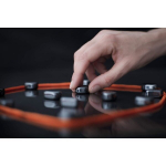 Borderline Editions Cluster: magnetilise osavuse m&auml;ng, mida saab m&auml;ngida igal pinnal